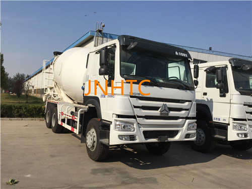 HW76 Cabin Mercedes Concrete Mixer Truck With Throttle Control