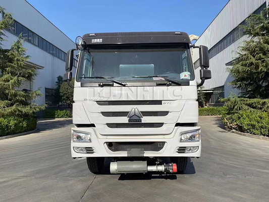 6x4 20000L Sinotruk Howo Tanker Truck 371hp LHD Driving