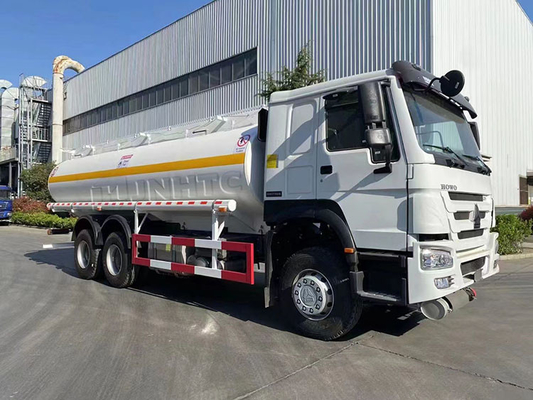 6x4 20000L Sinotruk Howo Tanker Truck 371hp LHD Driving