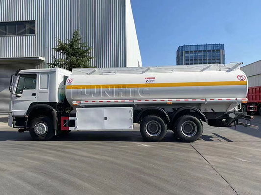 6x4 20000L Sinotruk Howo Tanker Truck 371hp LHD Driving