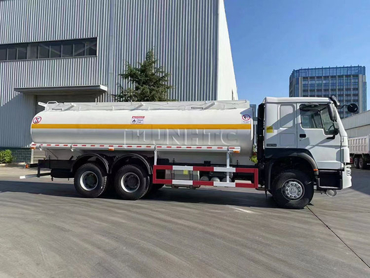 6x4 20000L Sinotruk Howo Tanker Truck 371hp LHD Driving