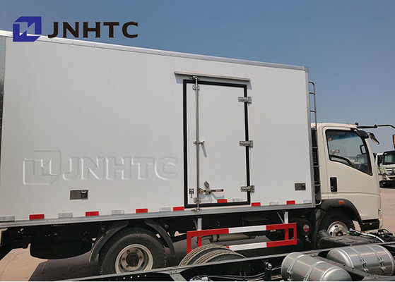 SINOTRUCK Howo 4x2 Refrigerated Trucks for Meat 266hp