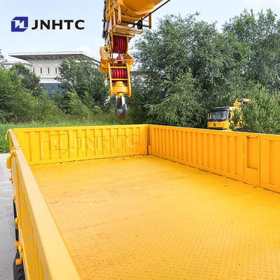 Sinotruk HOWO 4x2 300hp Crane Truck Manual Transmission