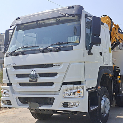 New Sinotruk Howo Fence Cargo Truck 10Tons Folding Crane 12 Wheels 400hp For Sale