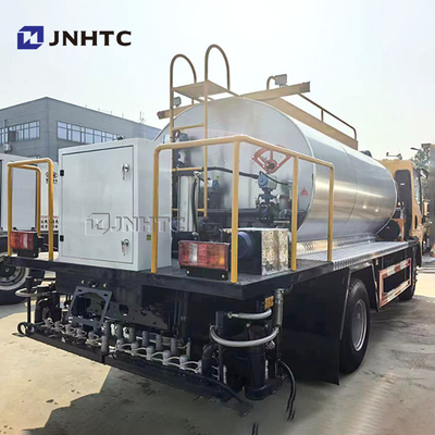 HOWO 4m3 Road Construction Machinery Bitumen Distributor Sprayer Best Price