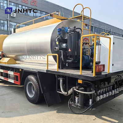 HOWO 4m3 Road Construction Machinery Bitumen Distributor Sprayer Best Price