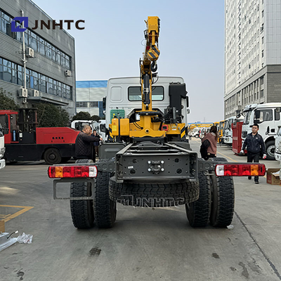 SINOTRUK HOWO Diesel Cargo Truck 4x4 6 Wheeler Chassis With Crane Low Price