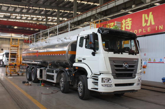 Sinotruk Hohan Bulk Powder Truck , Safety 30m3 8x4 371 Hp Fuel Oil Truck