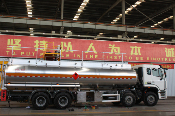 Sinotruk Hohan Bulk Powder Truck , Safety 30m3 8x4 371 Hp Fuel Oil Truck
