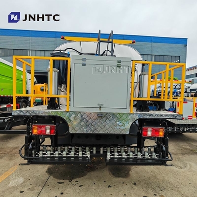 HOWO Asphalt Spraying Equipment Trucks 4X2 160HP Intelligent Bitumen Spreader For Sale