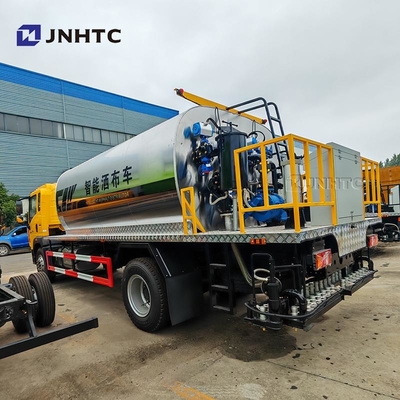 HOWO Asphalt Spraying Equipment Trucks 4X2 160HP Intelligent Bitumen Spreader For Sale