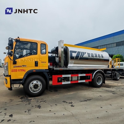 HOWO Asphalt Spraying Equipment Trucks 4X2 160HP Intelligent Bitumen Spreader For Sale