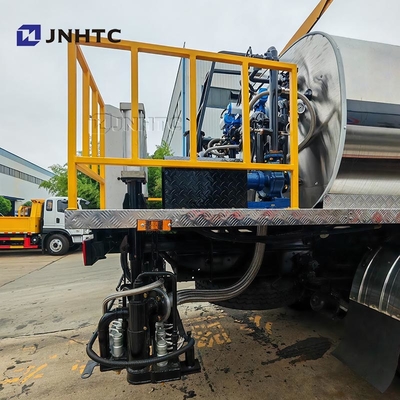 HOWO Asphalt Spraying Equipment Trucks 4X2 160HP Intelligent Bitumen Spreader For Sale