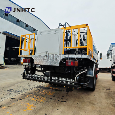 Hot Emulsified HOWO 7000 Liters Asphalt Distributor Truck Spreader Bitumen Spraying Truck