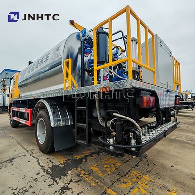 Hot Emulsified HOWO 7000 Liters Asphalt Distributor Truck Spreader Bitumen Spraying Truck