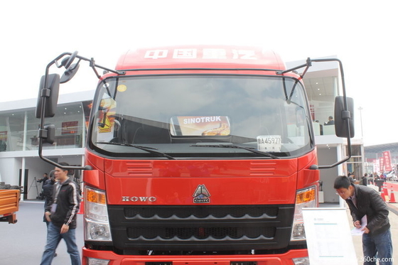 95 Km/H Max Speed Light Commercial Trucks 12 Tons Rated Load Strong Rear Axle Design