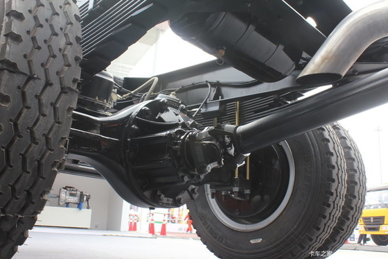 95 Km/H Max Speed Light Commercial Trucks 12 Tons Rated Load Strong Rear Axle Design