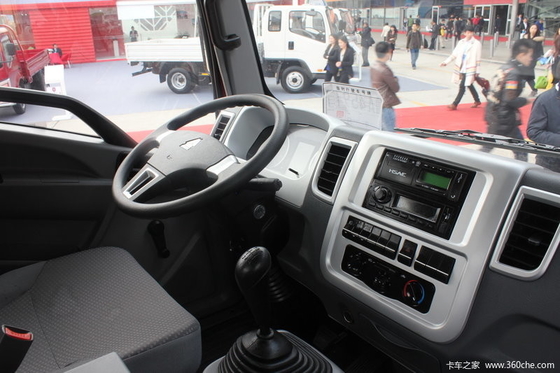 95 Km/H Max Speed Light Commercial Trucks 12 Tons Rated Load Strong Rear Axle Design