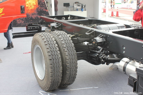 95 Km/H Max Speed Light Commercial Trucks 12 Tons Rated Load Strong Rear Axle Design