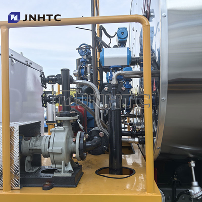 HOWO 4X2 Road Construction Trailer Asphalt Distributor Truck With Spray Bar For Asphalt Priming