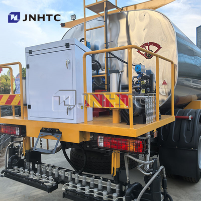 HOWO 4X2 Road Construction Trailer Asphalt Distributor Truck With Spray Bar For Asphalt Priming