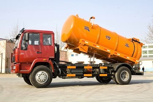 Yellow Color Diesel SINOTRUCK 6M3 Sewer Suction Truck HF7 Front Axles