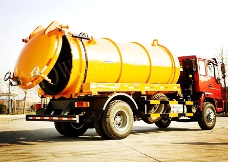 Yellow Color Diesel SINOTRUCK 6M3 Sewer Suction Truck HF7 Front Axles