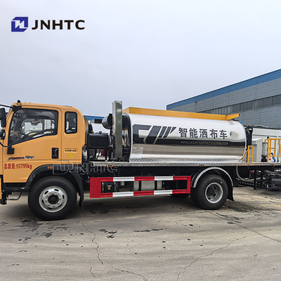 HOWO 6 Wheel Asphalt Bitumen Distributor Bitumen Sprayer Truck For Sale