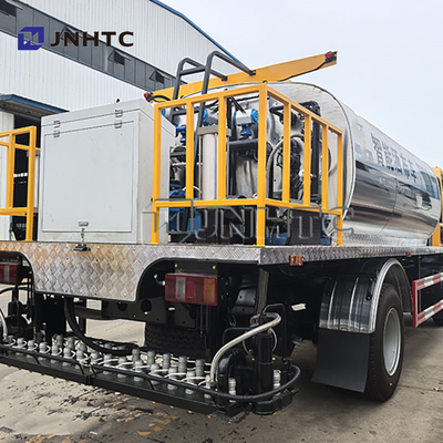 HOWO 6 Wheel Asphalt Bitumen Distributor Bitumen Sprayer Truck For Sale