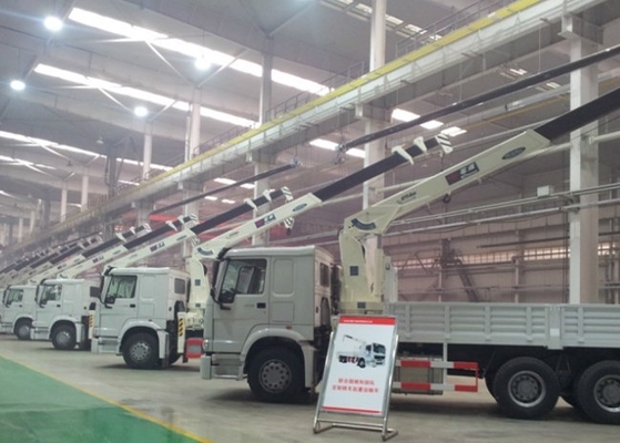 SINOTRUK HOWO Truck Mounted Crane / Truck Mounted Jib Crane For Construction