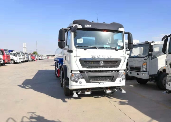 Sinotruk 10cbm Water Liquid Fuel Tank Truck 4 * 2 266hp With Air Conditioner