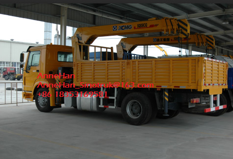 Sinotruk Howo 4x2 Crane Mounted Truck , 5-10 Ton Xcmg Telescopic Boom Crane