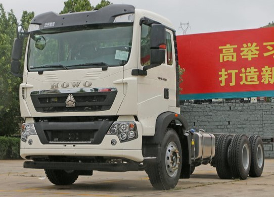 White Color SINOTRUK HOWO 6X4 Heavy Cargo Truck 290HP HF7 / HF9 Front Axles 40Ton