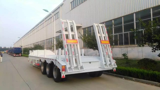 13000M 3 Alxes Lowbed Heavy Duty Semi Trailers 50-60T 12 Tires With 2 Legs