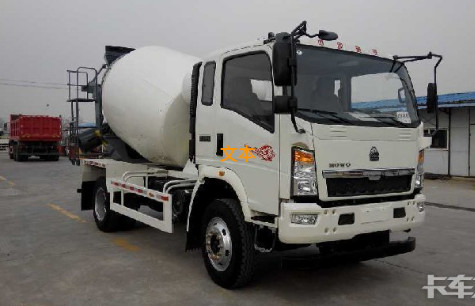 High Performance 4-6M3 Mixer Tank Truck 4x2 6 Wheels Of Sinotruk Howo